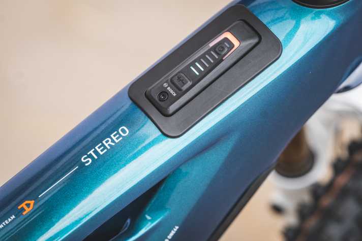 The brain of the smart system, the Bosch system controller, is located in the top tube and displays the battery status and support level via coloured LEDs.
