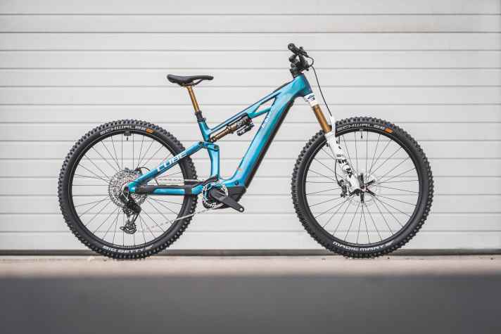 New design, familiar strength: The Cube Stereo Hybrid One44 is intended to appeal to a broad target group and make many bikers happy. From moderate everyday bikers to trail enthusiasts. The "Action Team" version in the picture is available, for example, from <a href="https://www.awin1.com/cread.php?awinmid=13793&awinaffid=471469&clickref=B+Cube+Stereo+Hybrid+One44+Action+Team&ued=https%3A%2F%2Fwww.liquid-life.de%2Fproducts%2Fcube-stereo-hybrid-one44-hpc-at-actionteam-2025" target="_blank" rel="noopener noreferrer nofollow">Liquid Life</a>* or <a href="https://www.awin1.com/cread.php?awinmid=28561&awinaffid=471469&clickref=B+Cube+Stereo+Hybrid+ONE44+HPC+AT+Action+Team&ued=https%3A%2F%2Fwww.alltricks.de%2FF-11947-velos-complets-vtt%2FP-2923530-cube_stereo_hybrid_one44_hpc_at_800_electric_full_suspension_mtb_sram_x0_eagle_axs_12s_800_wh_29___actionteam_blue_2025" target="_blank" rel="noopener noreferrer nofollow">Alltricks</a>*.