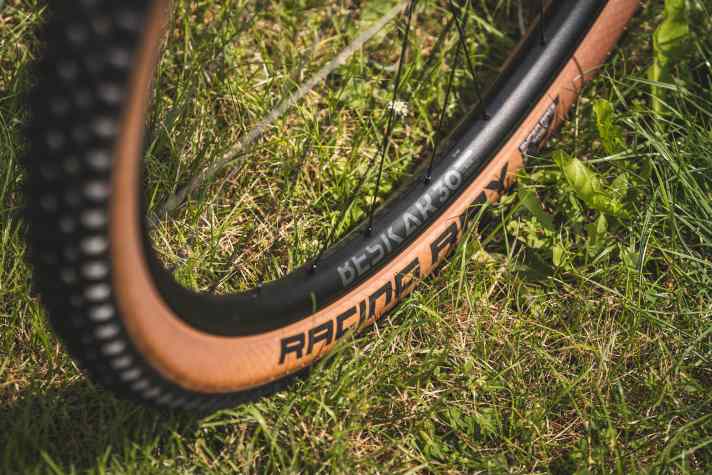Real added value on the Cube hardtail too: rims with an inner width of 30 millimetres from Newmen