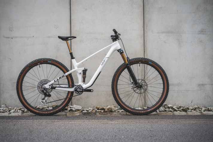 Ausgesprochen edel, aber nicht abgehoben teuer: <a href="https://rntefu.fitstore24.com/ts/i5034112/tsc?typ=r&amc=con.blbn.497955.507800.14447882&smc=BIKE&rmd=3&trg=https%3A%2F%2Fwww.fitstore24.com%2Fde%2Fcube-stereo-one22-c62-slt-29-metallicwhitenblack-2025" target="_blank" rel="noopener noreferrer nofollow">Das Cube Stereo One22 C:62 kostet maximal 5999 Euro</a>*.