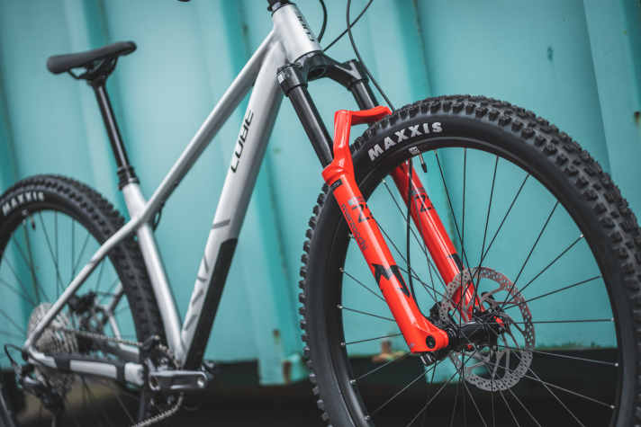 With 140 millimetres of suspension travel and a slack steering angle of 65 degrees, the Cube hardtail is ready for anything.