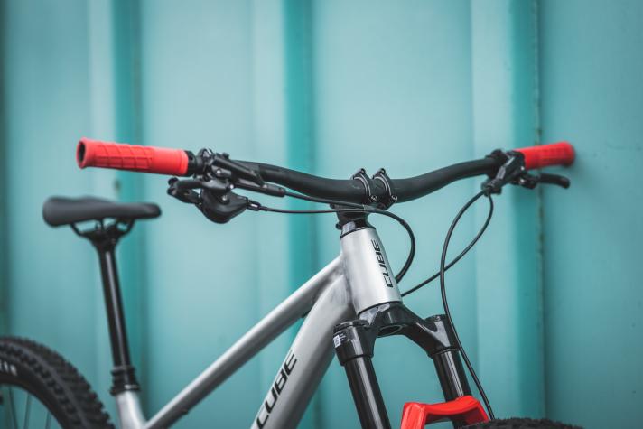 A wide handlebar on the Cube hardtail is designed to ensure control on the trail.