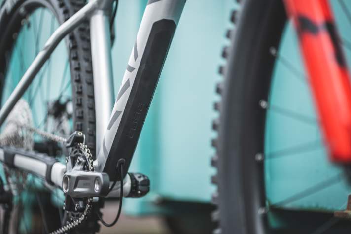 Ein Protektor schützt den Rahmen des Cube Reaction TM vor Beschädigungen. Die Leitungen werden größtenteils intern geführt.