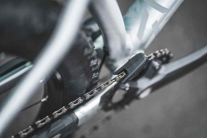 A chain guide keeps the drivetrain on the Cube Reaction TM in line.