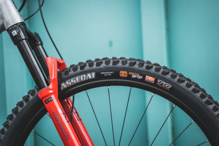 Klotzen statt kleckern: Cube rüstet sein Trail-Hardtail mit ausgewachsenen Enduro-Reifen aus. Gummimischung und Pannenschutz halten Cube Reaction TM Fahrer im Downhill nicht zurück.