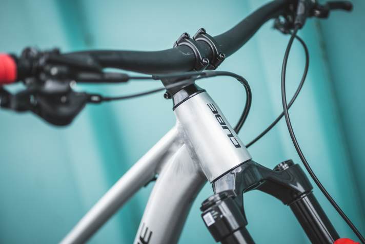 Am Cube Reaction TM laufen die Züge nicht durch den Steuersatz, sondern klassisch hinter dem Steuerrohr in den Rahmen.