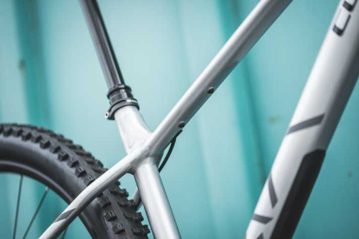 Under the top tube of the Cube Reaction TM there is a holder for tools or spare parts.