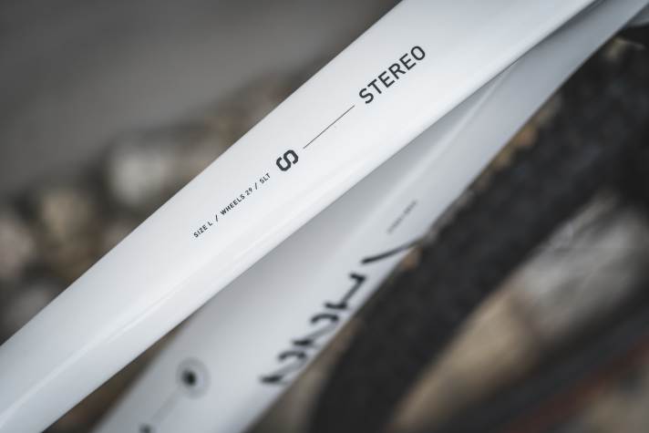 Das Cube One22 gleicht sich der Formensprache der Stereo-Geschwister an und kommt mit neuem Rahmen aus Carbon.