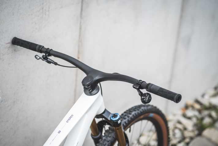 A carbon cockpit unit and cable routing through the headset save even more grams on the Cube Fully.