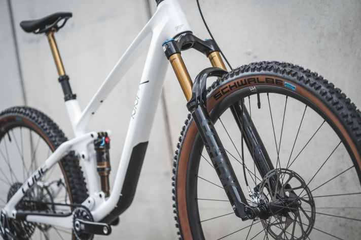 The Cube Stereo One22 C:62 2025 with its carbon frame and 120 or 130 millimetres of suspension travel is aimed at weight-conscious trail bikers.