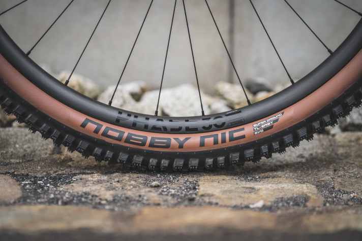 The Schwalbe Nobby Nic tyres are set wide open on the 30 millimetre wide carbon rims from Newmen.