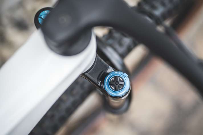 Das Fahrwerk des Cube Fullys lässt sich dank Fox Factory Komponenten auf jeden Trail abstimmen.