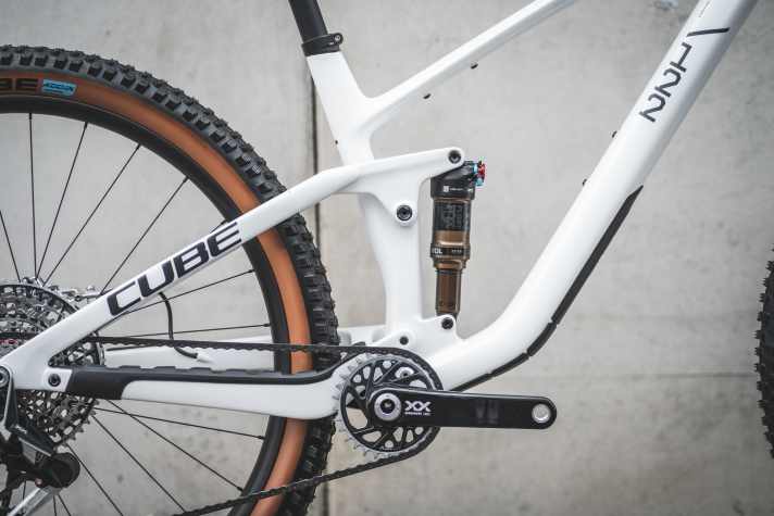 The shock on the new Cube mountain bike is also positioned upright in the rear triangle. The equipment of the top model leaves nothing to be desired.