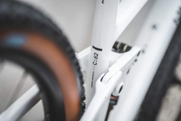 Der C:62 Carbonrahmen des Cube Stereo One22 soll auch an der Waage eine gute Figur machen.