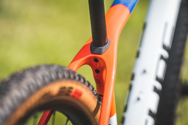 Die in den Carbonrahmen integrierte Sattelklemme des Cube Reaction C:62 springt sofort ins Auge.