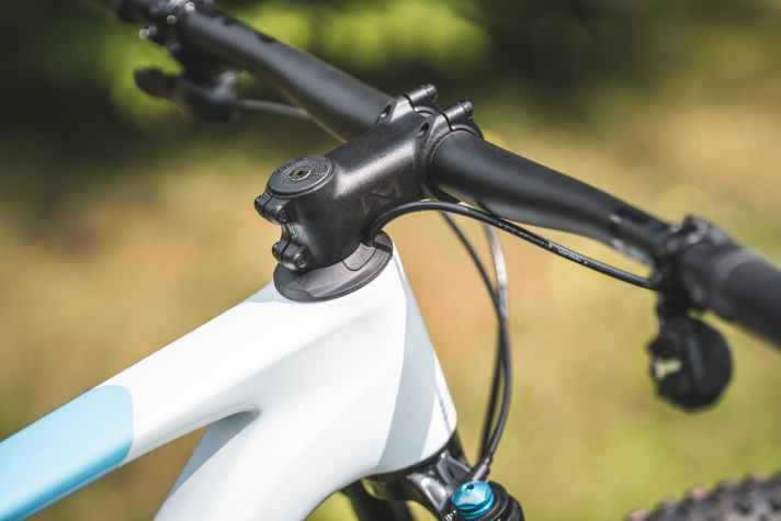 On the new Cube hardtail, the cables are routed through the headset into the frame. The absence of extra inputs saves weight.
