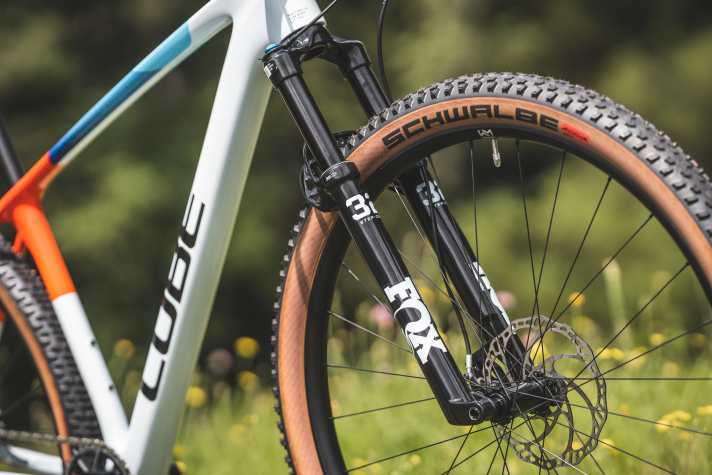 Mit 100 Millimetern Federweg und einer leichten Ausstattung, wie der Fox 32 Stepcast, ist das Cube Reaction ein klassisches Cross Country Hardtail.