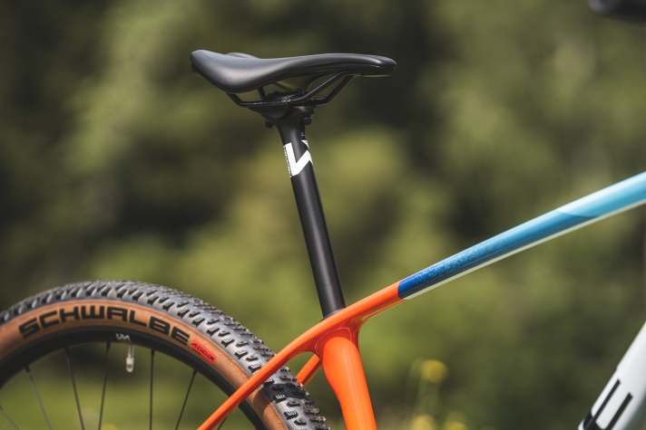 Aufgeräumte Sitz-Zone dank integrierter Sattelklemme. Wie es um Flex und Sitzkomfort steht müssen zukünftige BIKE-Tests zeigen.