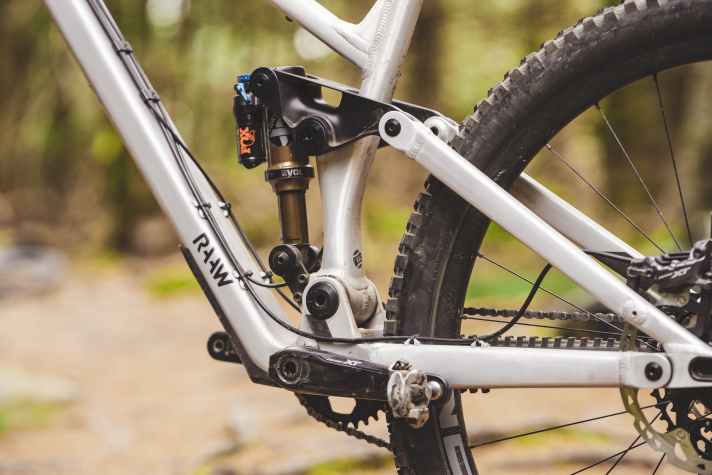 The Raaw Jibb is super sensitive and, measured against the suspension travel, has a decent absorption capacity.