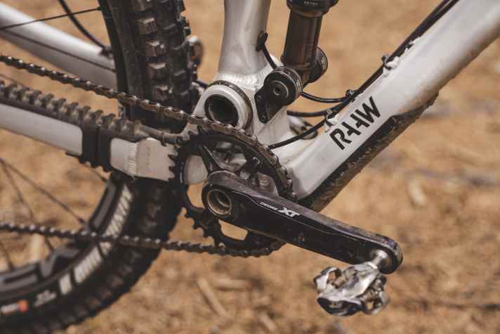 Der Antrieb und die Bremsen kommen in Form von XT-Parts von Shimano.
