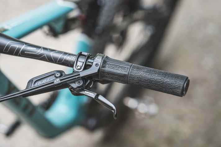 The fork and shock can be locked in no time at all. However, the additional cables create a lot of cable clutter.