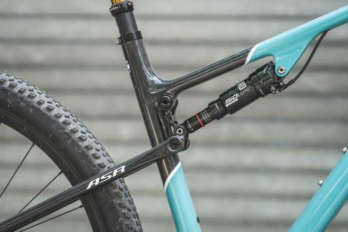 The rocker is minimalist and is articulated by the lightweight Flexstay rear triangle.