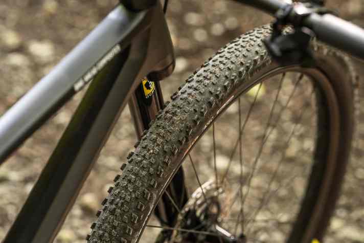 Wide tyres on wide rims are a real benefit on a lightweight race hardtail. The Ahead bike is a particularly high-performance combination.