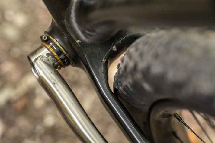 With 2.4 inch wide tyres, there is not much space left in the rear triangle of the hardtail.