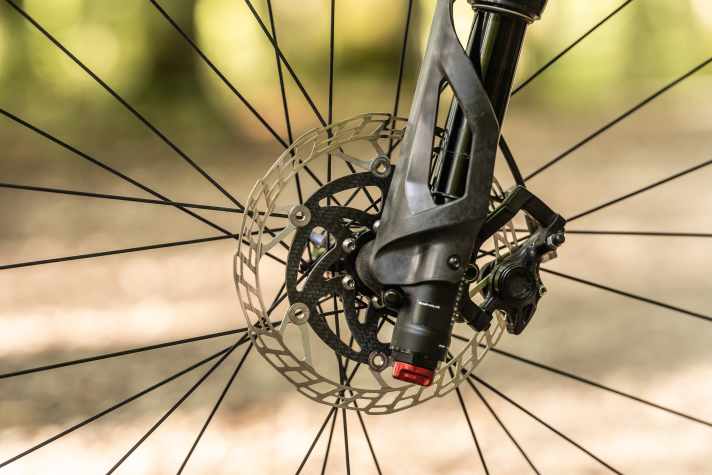 Christoph Gemperlein ist einfach Carbon-Fan. Selbst der Spider der Carbon-Ti Bremsscheiben besteht aus leichtem Kohlenstoff.