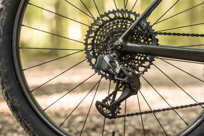 Alles außer gewöhnlich: Dieses Sram XX1 Eagle AXS Schaltwerk wurde mit handgemachten Carbon-Teilen von Hopp getunet.