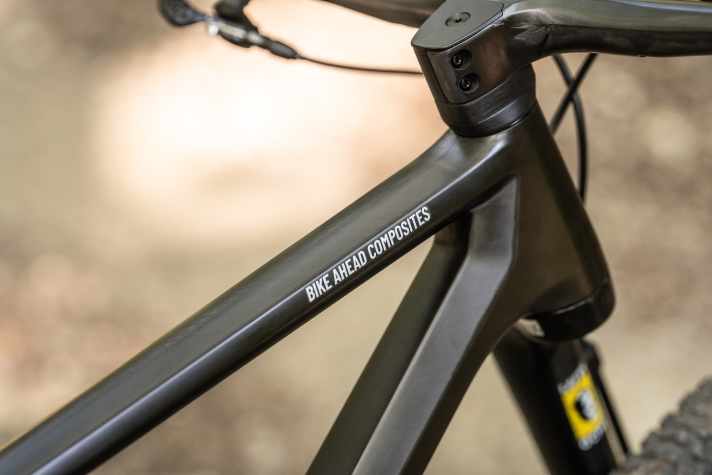 Das unlackierte Carbon ist ein Markenzeichen von Bike Ahead. The Frame macht da keine Ausnahme.