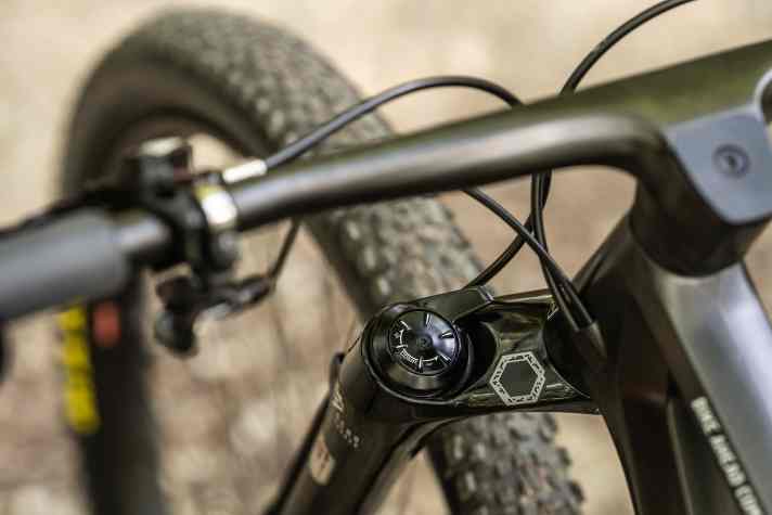 The Cannondale Lefty Ocho can be locked at the fork crown using a rotary switch. There is no handlebar remote.