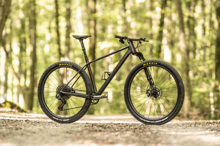 You don't often get to see an 8.3-kilo hardtail with suspension fork and dropper post. We tested the personal bike of Bike Ahead boss Christian Gemperlein