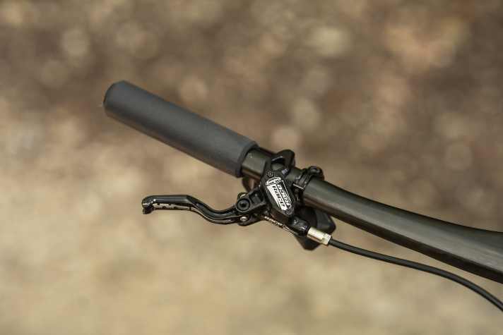 Die kleinen Hope Race X2 Bremshebel fügen sich mit ihrer Fräs-Optik schön ins optische Erscheinungsbild des Custom-Bikes ein.