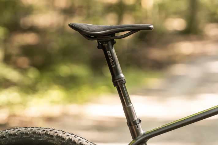Gamechanger: Dank der Mini-Teleskopstütze von DT Swiss lässt sich das Bike Ahead Hardtail im Downhill noch leichter dirigieren.