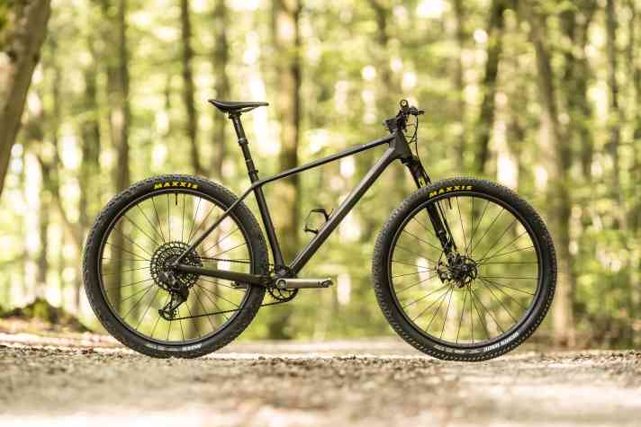 In diesem Custom-Aufbau kostet das Bike Ahead The Frame Hardtail 8850 Euro und wiegt 8,3 Kilo.