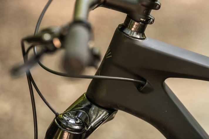 Cannondale führt die Leitungen am Carbon-Rahmen nicht durch den Steuersatz, sondern klassisch hinter dem Steuerrohr in den Rahmen.