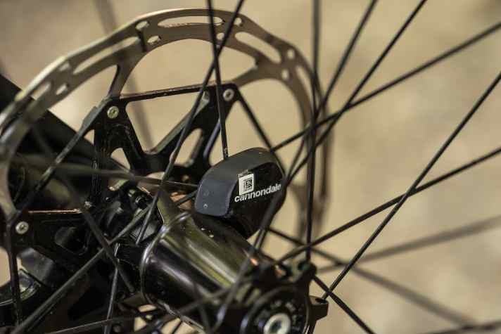 For particularly accurate data, a sensor developed in co-operation with Garmin sits on the front wheel hub of the Cannondale hardtail.