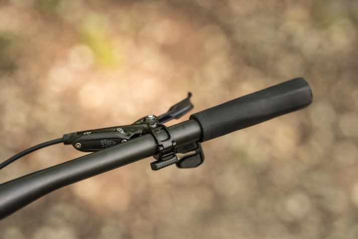 Thanks to wireless shifting, the right-hand side of the Cannondale Scalpel HT handlebar looks tidy. The angular silicone grips were not to our taste.