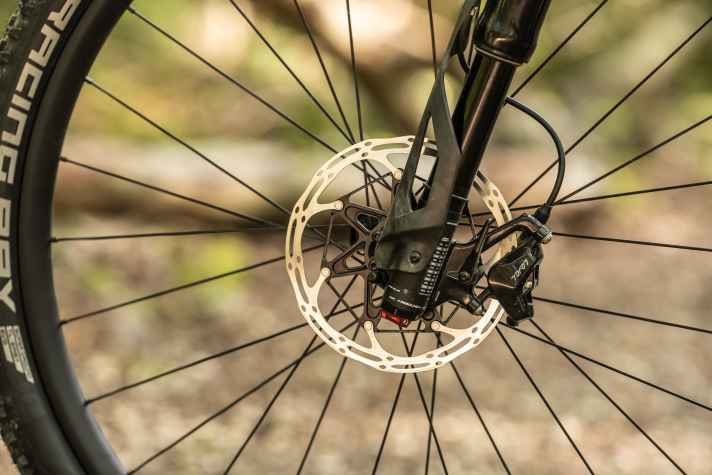 The front brake must be removed to remove the wheel. However, this is no problem thanks to the quick-release lever.