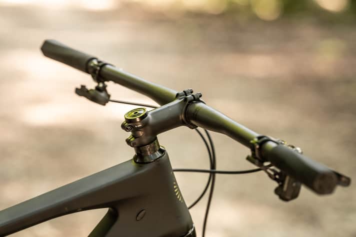 Perhaps not as stylish as a carbon one-piece, the classic stem/handlebar combination on the Cannondale Scalpel HT Lab71 also has advantages in terms of adjustability.