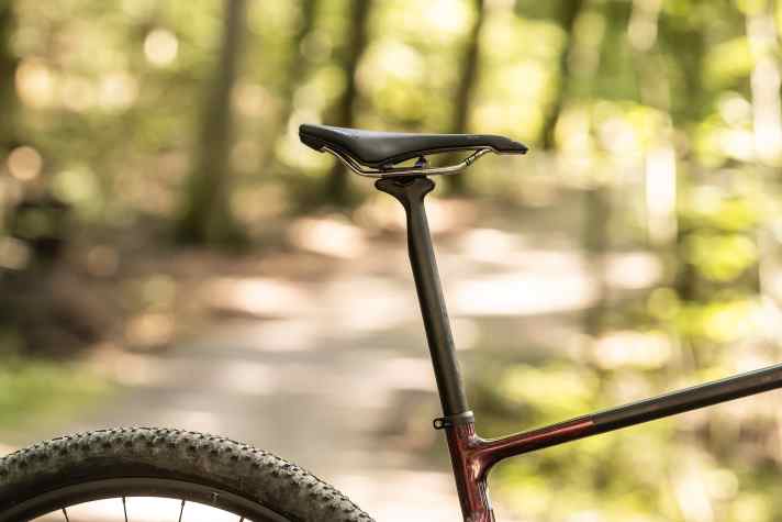 The taper in the carbon seatpost is intended to provide additional flex and a high level of comfort. In the test, this is only partially true.