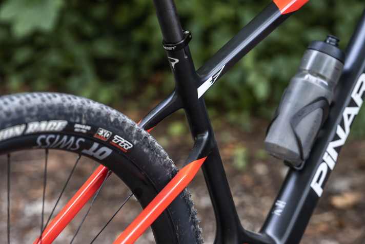 Die Sitzstreben des Pinarello Rahmens sind extrem asymmetrisch. Der Sitzkomfort ist auf aller höchstem Niveau.