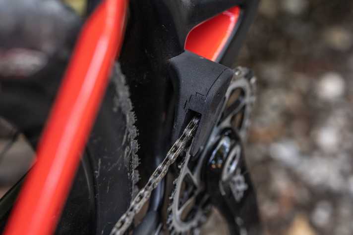 A 3D-printed chain guide keeps the drivetrain of the Pinarello hardtail in line.