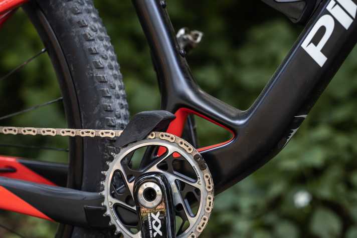 Der Tretlagerbereich des Pinarello Dogma XC soll besonders steif sein. Im Test fiel das Hardtail durch eine hohe Kraftübertragung auf.