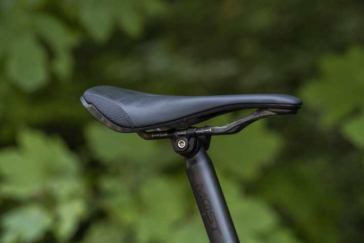 Am Sattel des Pinarello Dogma XC Hardtail sparen Carbon-Rails Gewicht ein. Leider knackt die Sitz-Zone unseres Testbikes beängstigend laut.