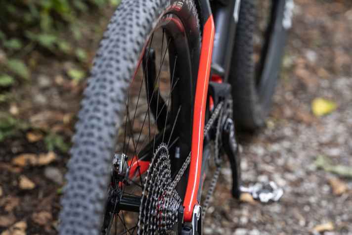 Die Sitzstreben wurden belastungsgerecht designet und kommen je nach Seite in unterschiedlichem Carbon-Layup.