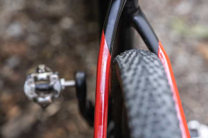 Pinarello gibt eine maximale Reifenfreiheit von 2,3 Zoll an und spezifiziert 2,25 Zoll schmale Maxxis-Schlappen. Viel Raum für seitlichen Flex bleibt nicht.