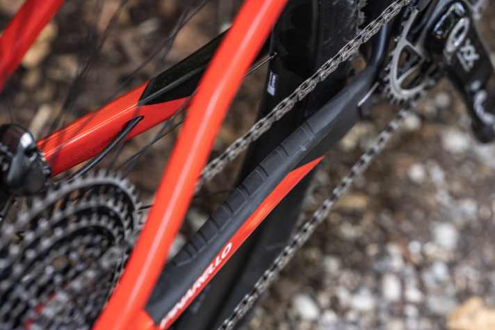 Die Kettenstrebe des Pinarello Hardtails wird durch einen dünnen aber effektiven Protektor geschützt.