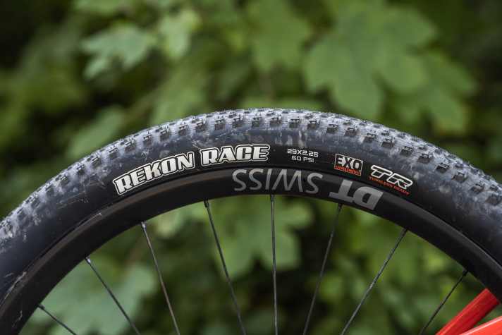 Für schnelle Cross-Country-Runden im Worldcup mag das klar gehen, Nicht-Profis wünschen sich zumindest etwas mehr Breite und damit Auflagefläche von den Reifen des Pinarello Dogma.